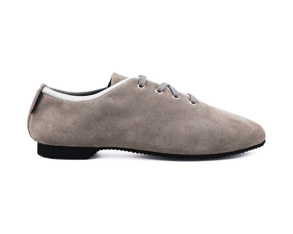 PD J003 Tanzschuhe aus grauem Nubukleder von Portdance, von der Seite präsentiert mit schwarzer Sohle und Schnürsenkeln auf weißem Hintergrund.